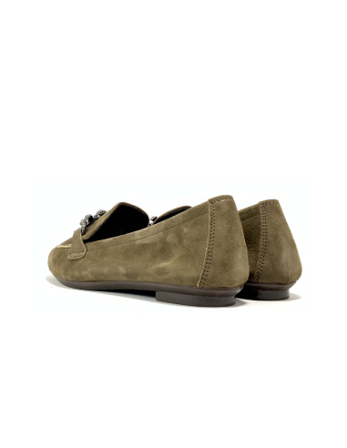 mocassins holding reqins