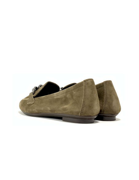 mocassins holding reqins