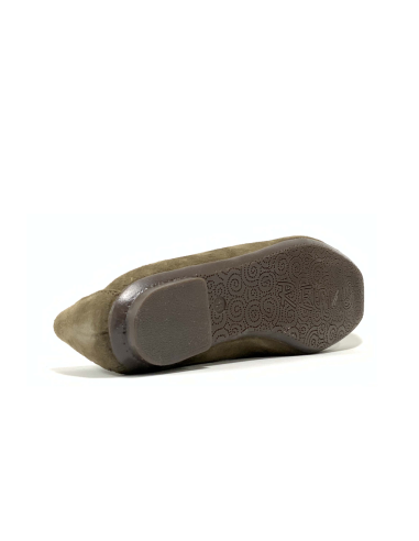 mocassins holding reqins
