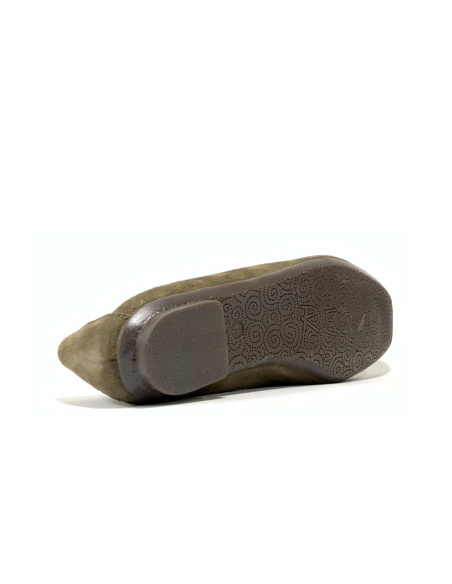 mocassins holding reqins